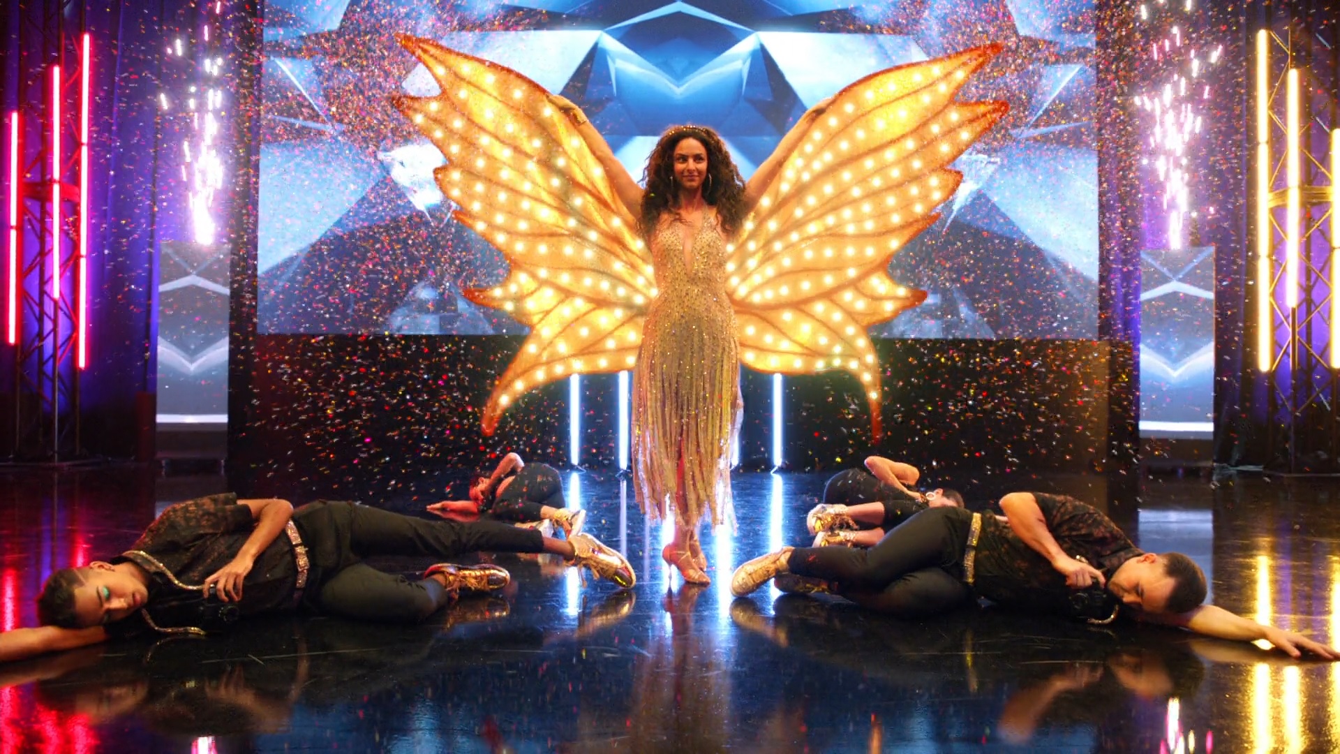 Zari et des danseurs