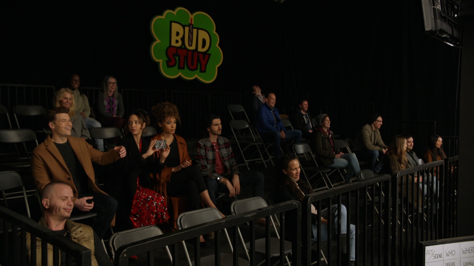 Nate, Zari, Astra, Behrad et plusieurs personnes sur le tournage de Bud Stuy