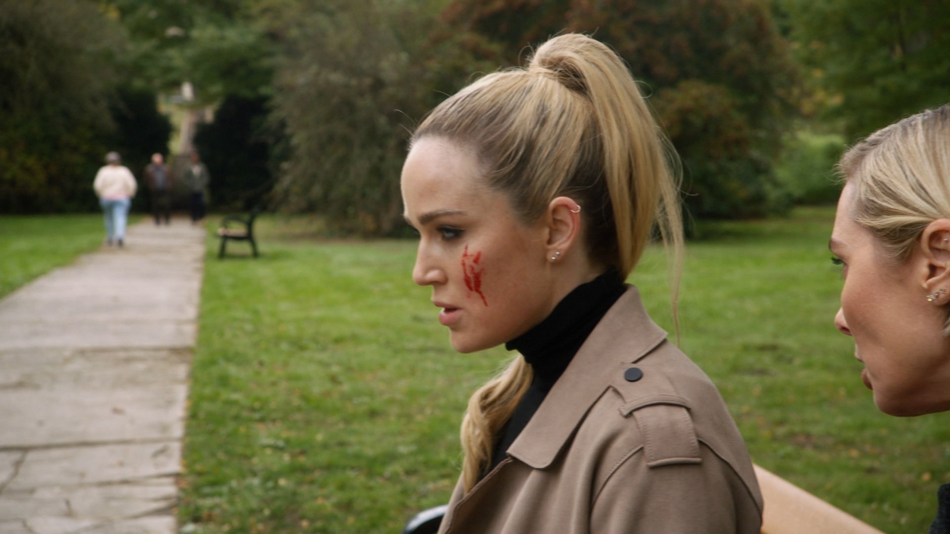 Sara avec du sang sur le visage