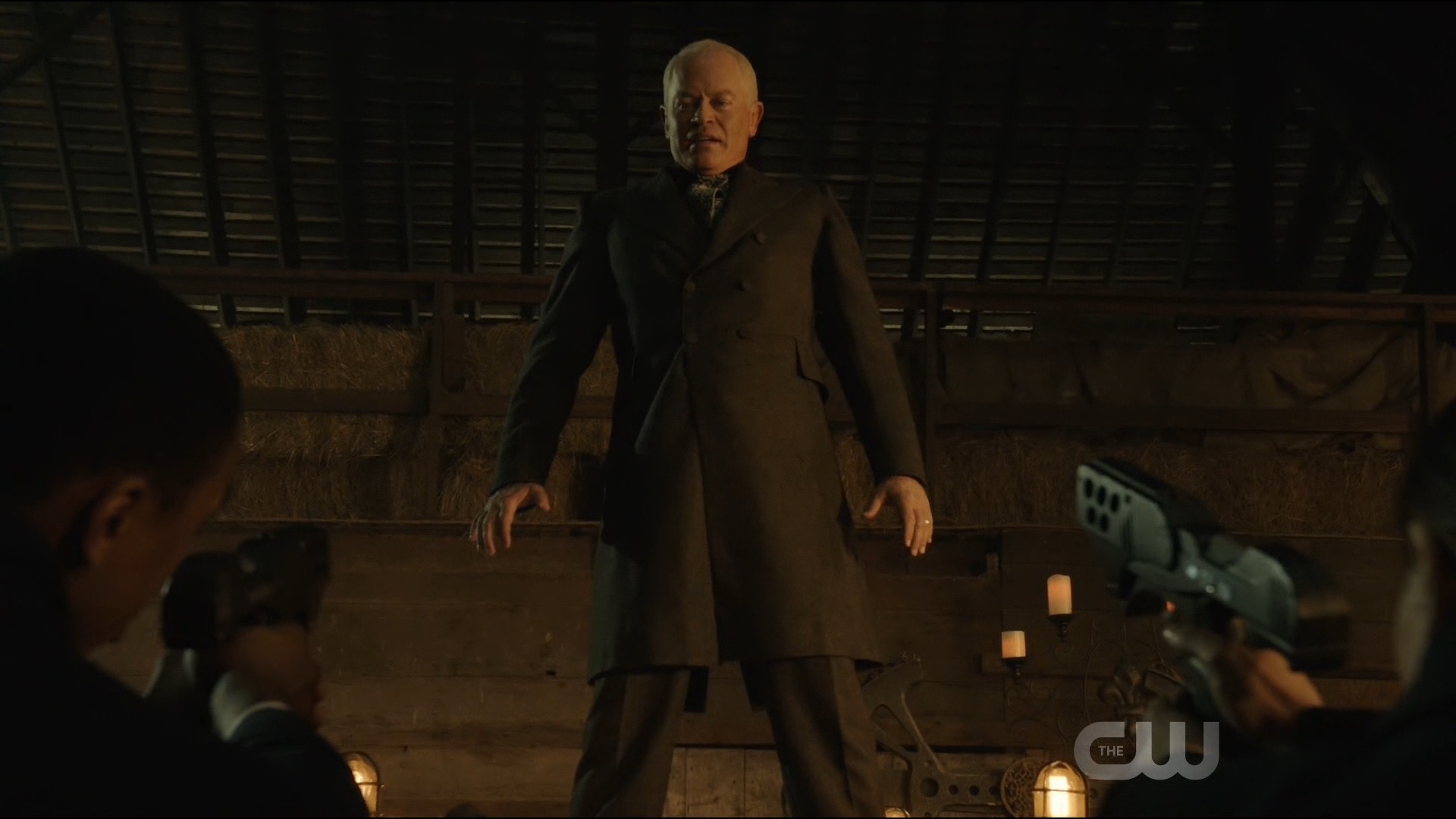 Damien Darhk et des agents du temps