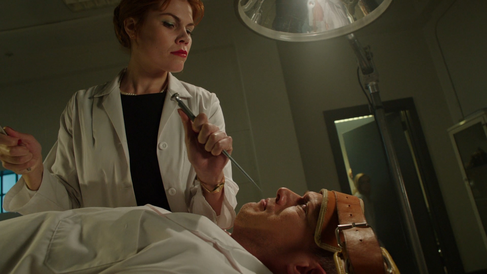 Le Dr. Ellen Moore et Leo