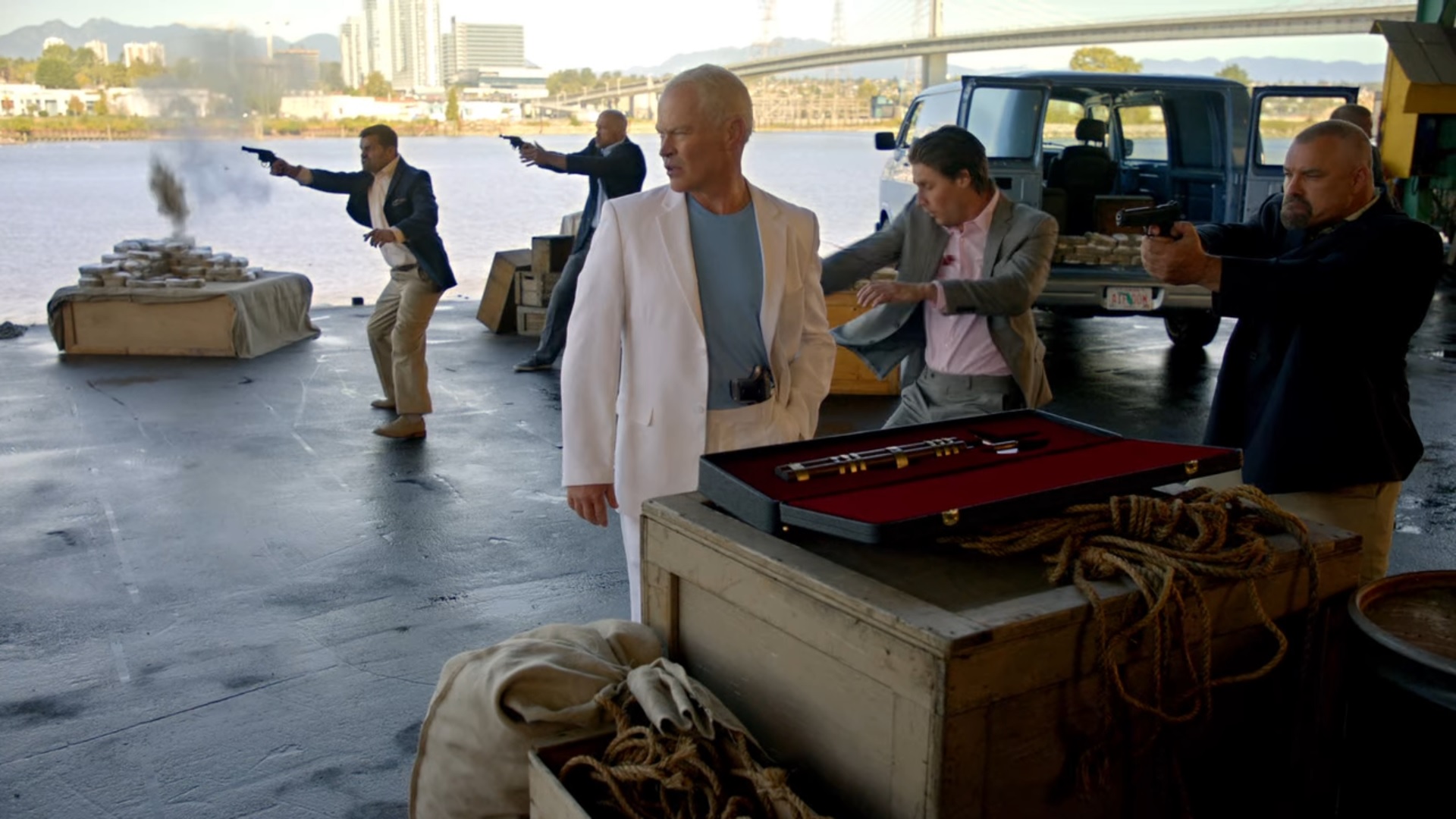 Damien Darhk et des vendeurs d'antiquité