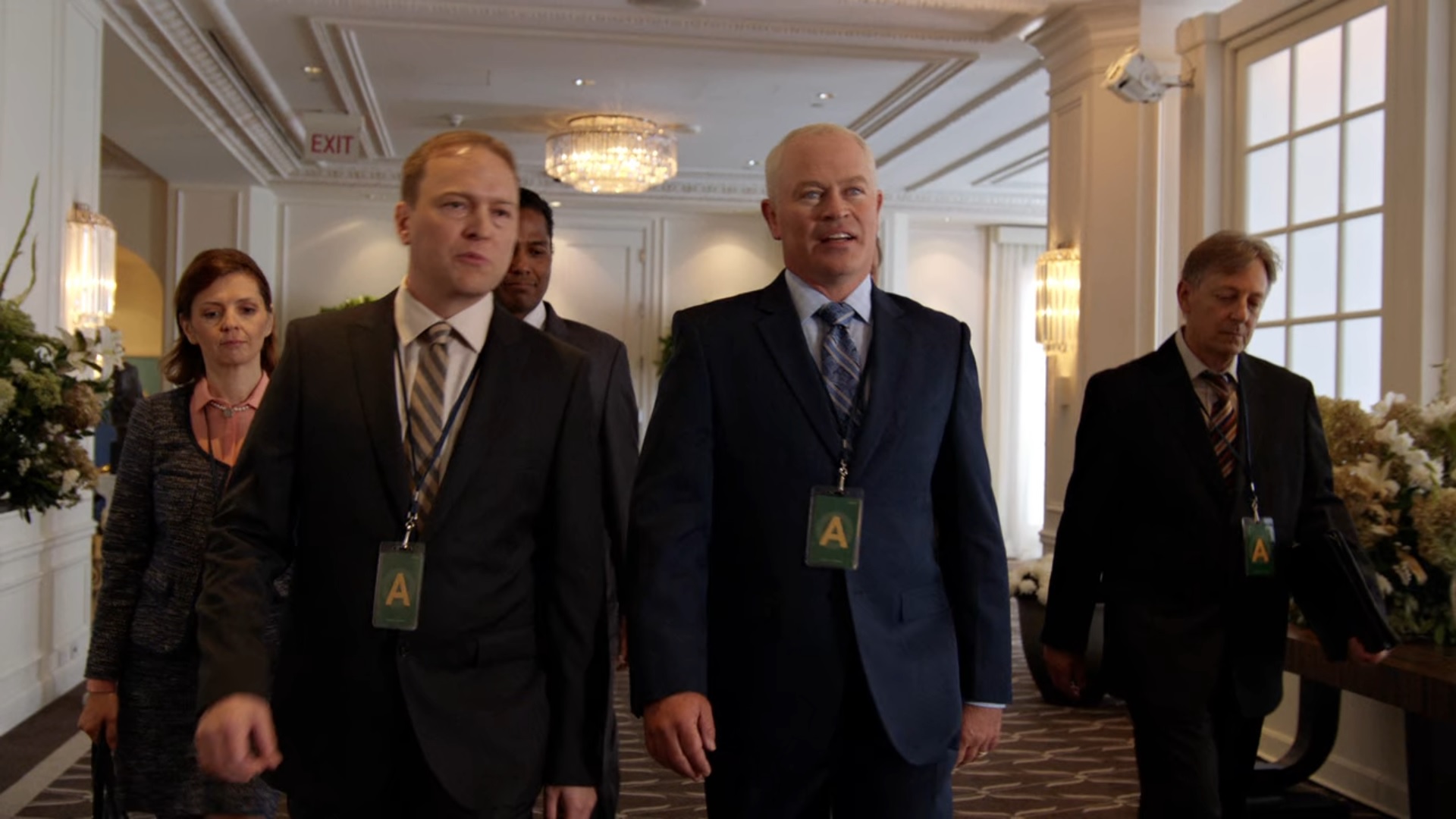 Damien Darhk et d'autres personnes à la Maison Blanche